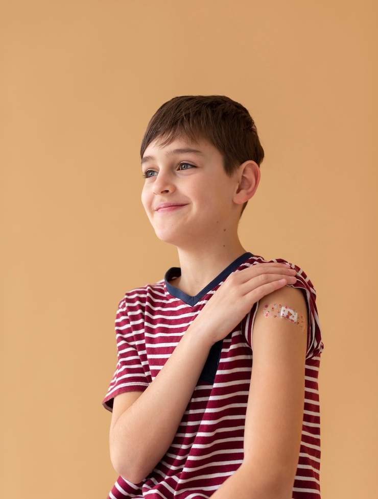 Photo gratuit garçon souriant de coup moyen après le vaccin