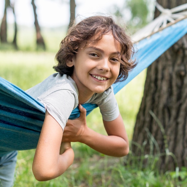 Photo gratuite garçon souriant dans un hamac