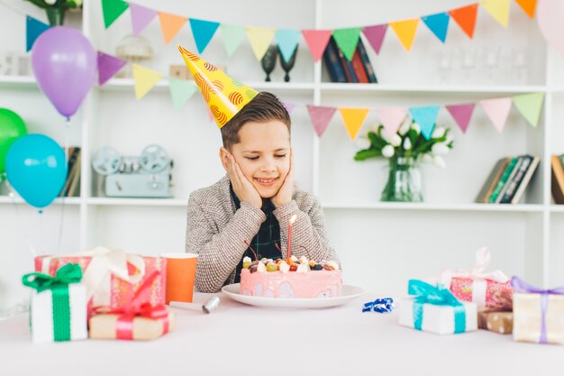 Garçon souriant avec un gâteau d&#39;anniversaire