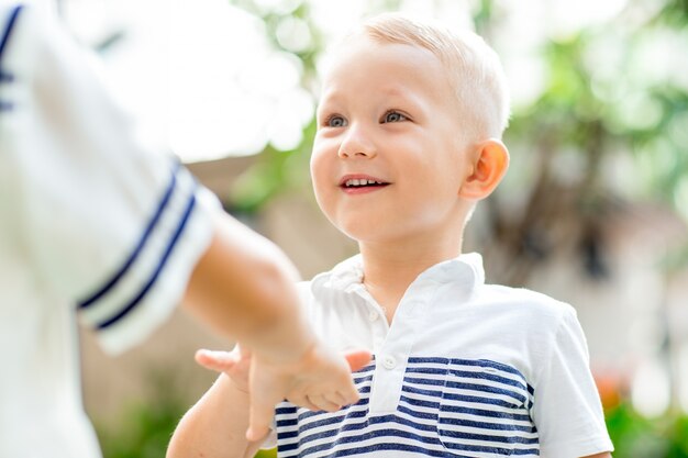 Garçon souriant jouant avec la soeur à l&#39;extérieur