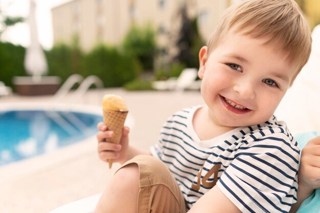 Garçon souriant, manger des glaces