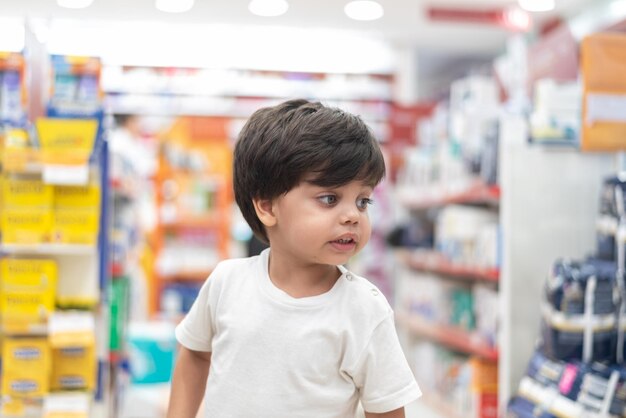 Garçon en t-shirt blanc à la pharmacie