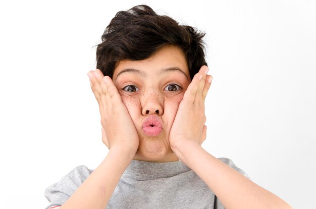 Garçon en t-shirt gris faisant des grimaces