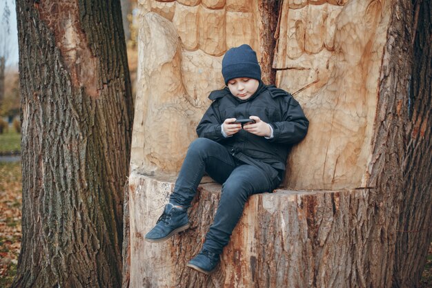 Garçon avec téléphone