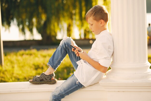 garçon avec téléphone