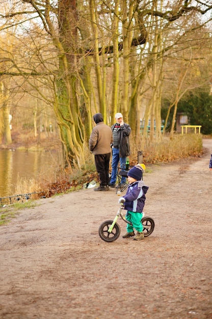 Garçon sur vélo de course.