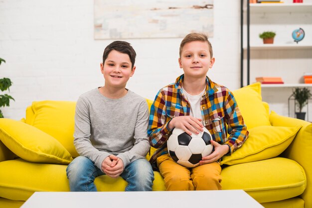 Garçons avec ballon de foot