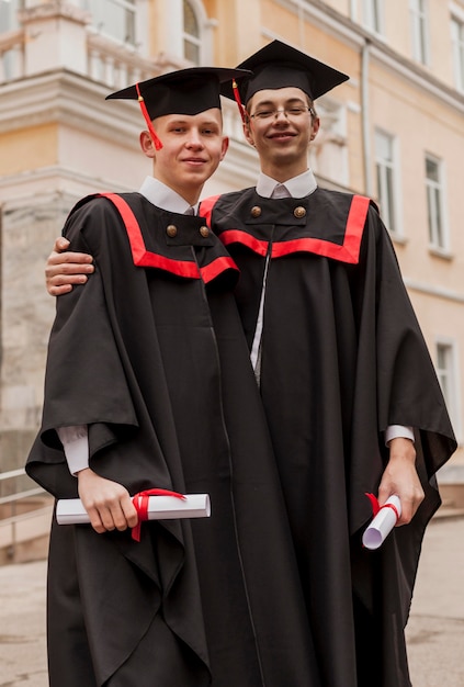 Garçons étudiants à l'obtention du diplôme