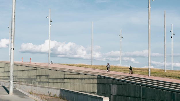 Les garçons à l'extérieur sur leurs vélos ensemble