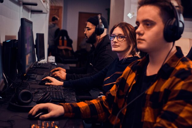 Des garçons et des filles adultes fatigués jouent à des jeux vidéo lors d'un cyber-championnat populaire.