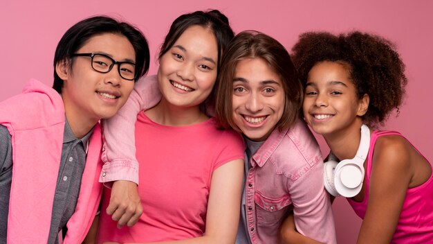 Garçons et filles posant en rose