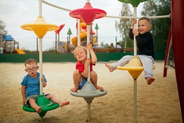 Photo gratuite garçons plein coup jouant dans le parc