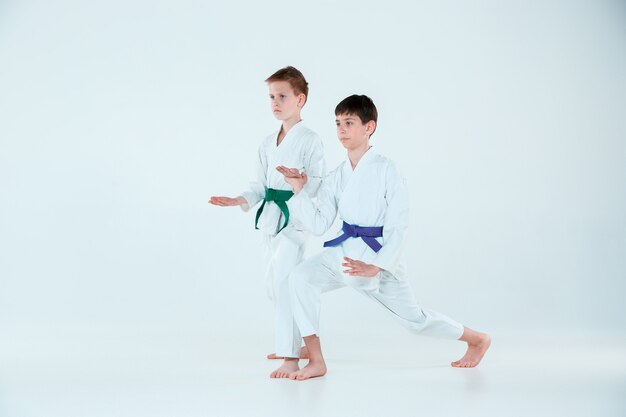 garçons posant à la formation d'aïkido dans une école d'arts martiaux. Mode de vie sain et concept sportif