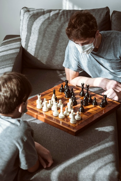 Garçons en quarantaine jouant aux échecs