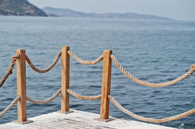 Photo gratuite garde-corps en corde marine et bois turquie mer méditerranée