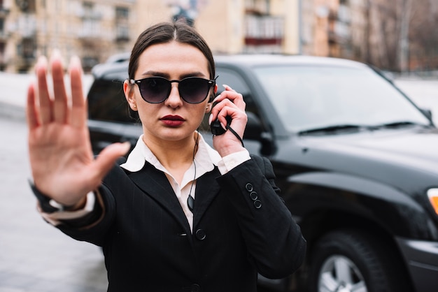 Garde de sécurité féminine de sécurité professionnelle