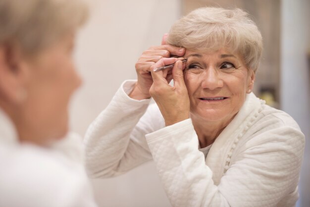 Garder les sourcils en bon état n'est pas facile