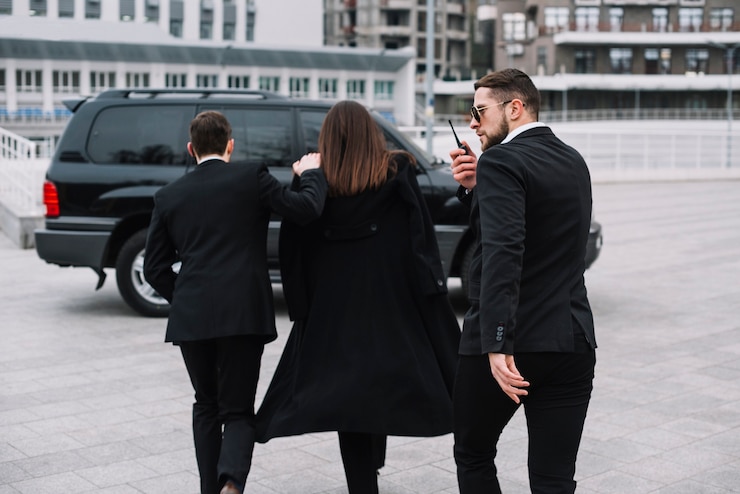 Photo gratuit gardes professionnels travaillant ensemble