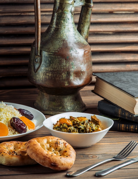 Garniture De Riz, Petits Pains Tandir Et Salade Verte Sur Une Table