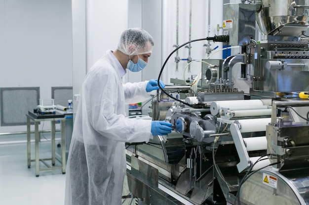 Photo gratuite un gars en costume blanc et masque à gaz vérifie que les machines fonctionnent