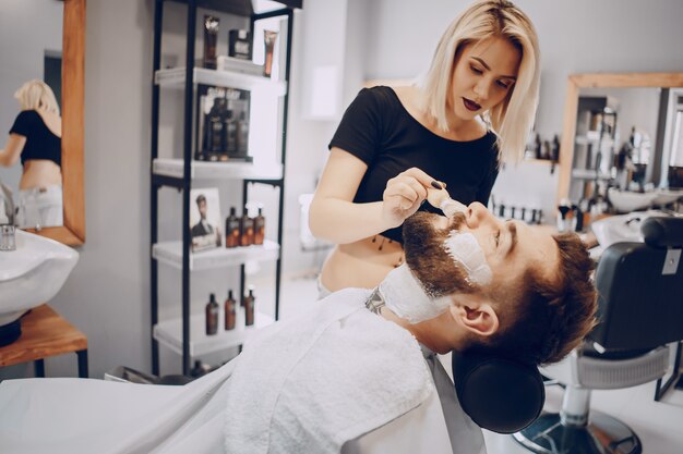 gars dans le salon de coiffure