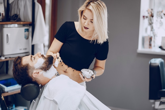 gars dans le salon de coiffure