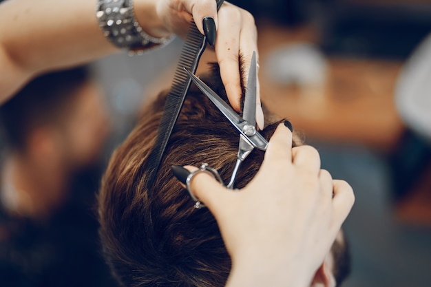 gars dans le salon de coiffure