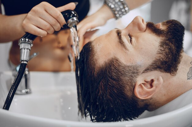 gars dans le salon de coiffure