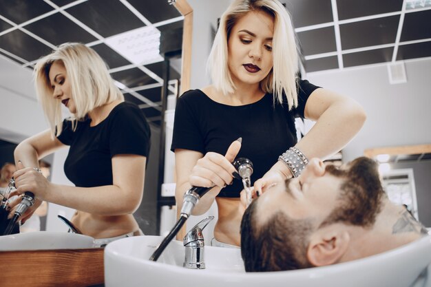 gars dans le salon de coiffure