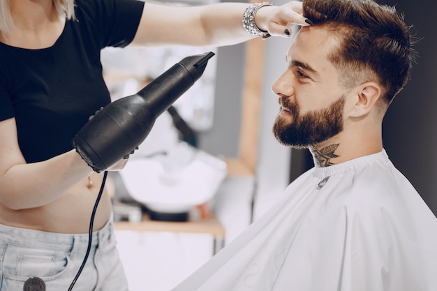 gars dans le salon de coiffure