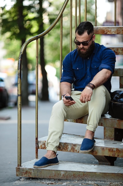 gars fatigué en utilisant son téléphone