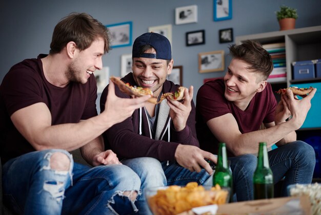 Les gars avec de la nourriture et des boissons sur la vue de dessus