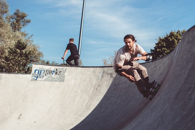 les gars skate dans la piscine