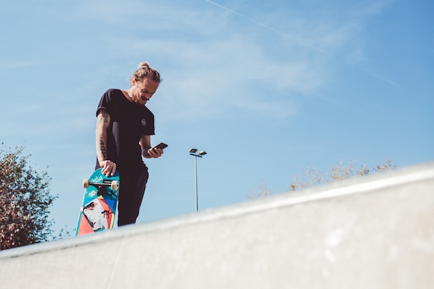 les gars skate dans la piscine