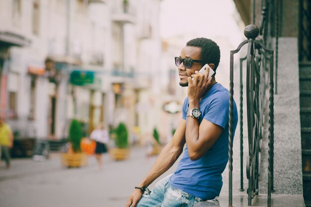 Le gars avec le téléphone