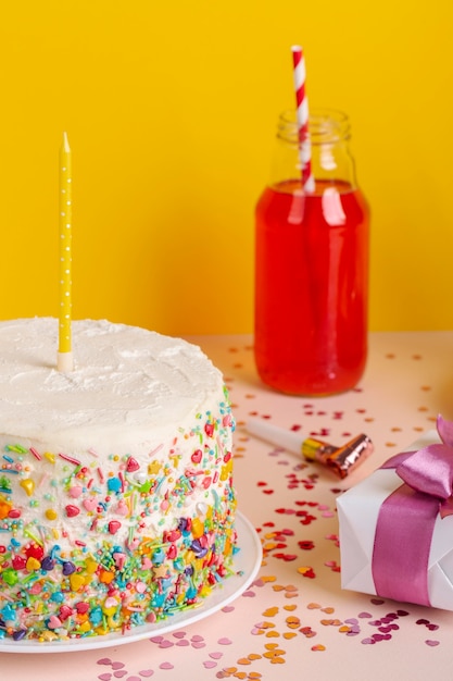 Gâteau d'anniversaire et arrangement de cadeau