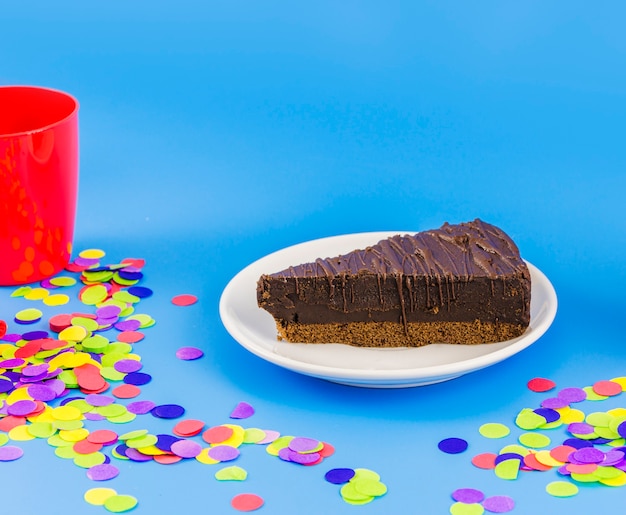 Photo gratuite gâteau d'anniversaire au chocolat avec confeti