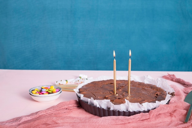 Gâteau d'anniversaire au chocolat sur la table