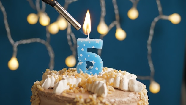 Gateau De Fete D Anniversaire De Dessin Anime Mignon 5 Ans Avec Numero De Bougie Cinq Vecteur Premium