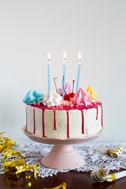 Gâteau d'anniversaire avec des bougies allumées
