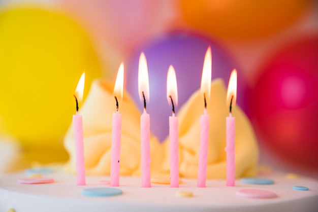 Gâteau d&#39;anniversaire avec des bougies
