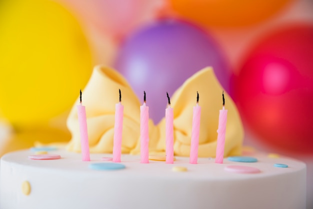 Gâteau d&#39;anniversaire avec des bougies