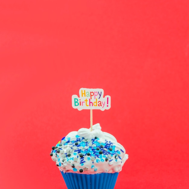 Gâteau d&#39;anniversaire avec des bougies