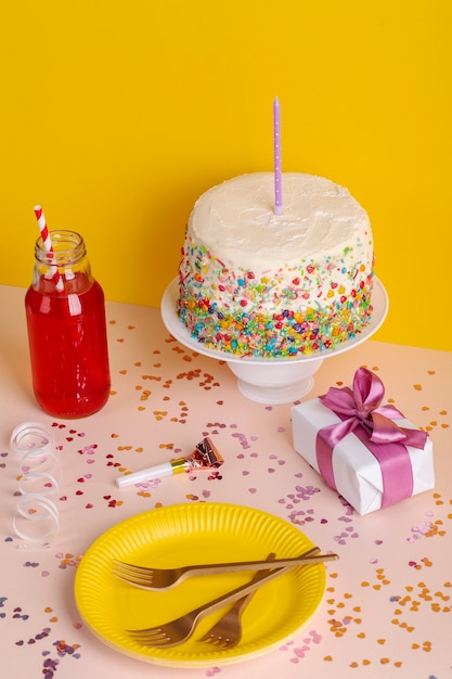 Photo gratuite gâteau d'anniversaire et cadeau à angle élevé