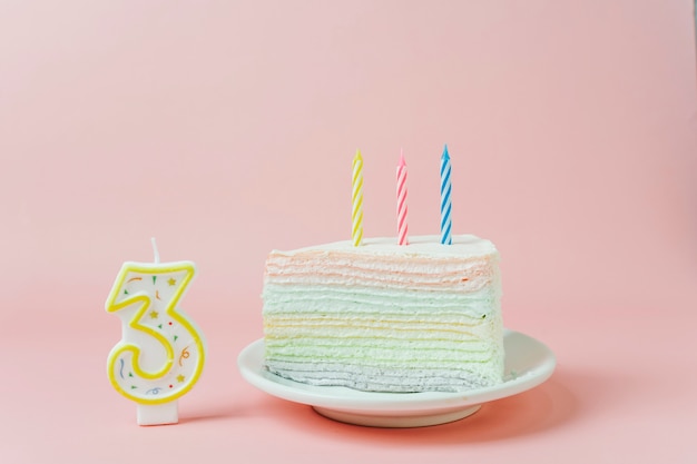 Photo gratuite gâteau d'anniversaire à côté de la bougie