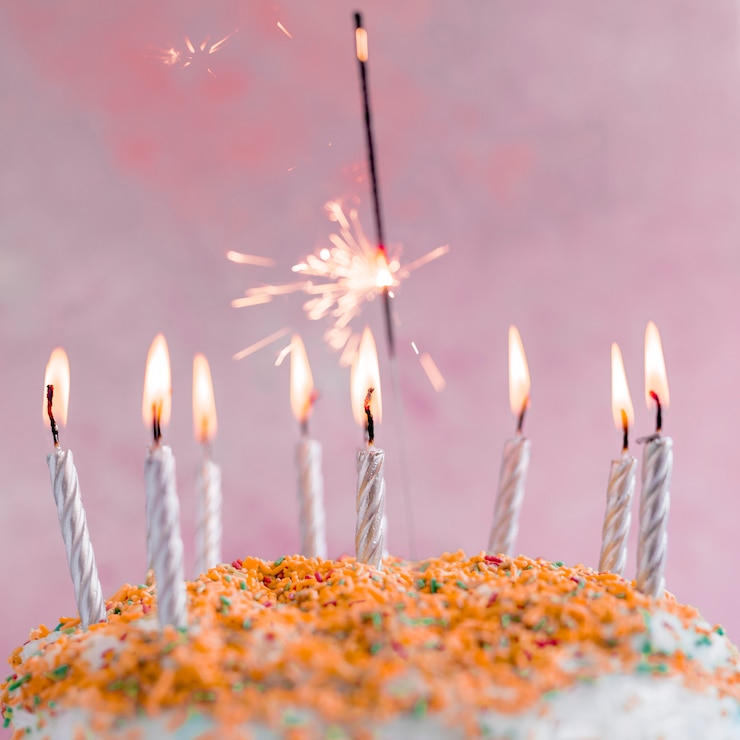 Photo gratuit un gâteau d'anniversaire de couleur pastel