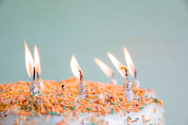 Gâteau d&#39;anniversaire couleur pastel