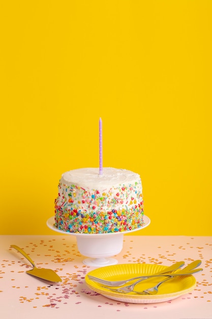 Gâteau d'anniversaire et couverts à angle élevé