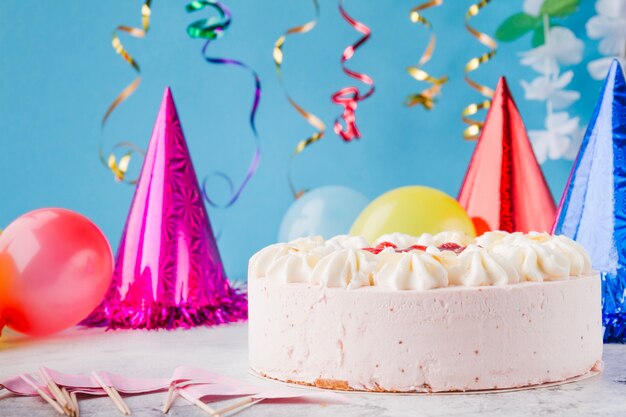 Gâteau d&#39;anniversaire et décorations lumineuses