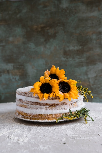 Gâteau d'anniversaire décoré de fleurs